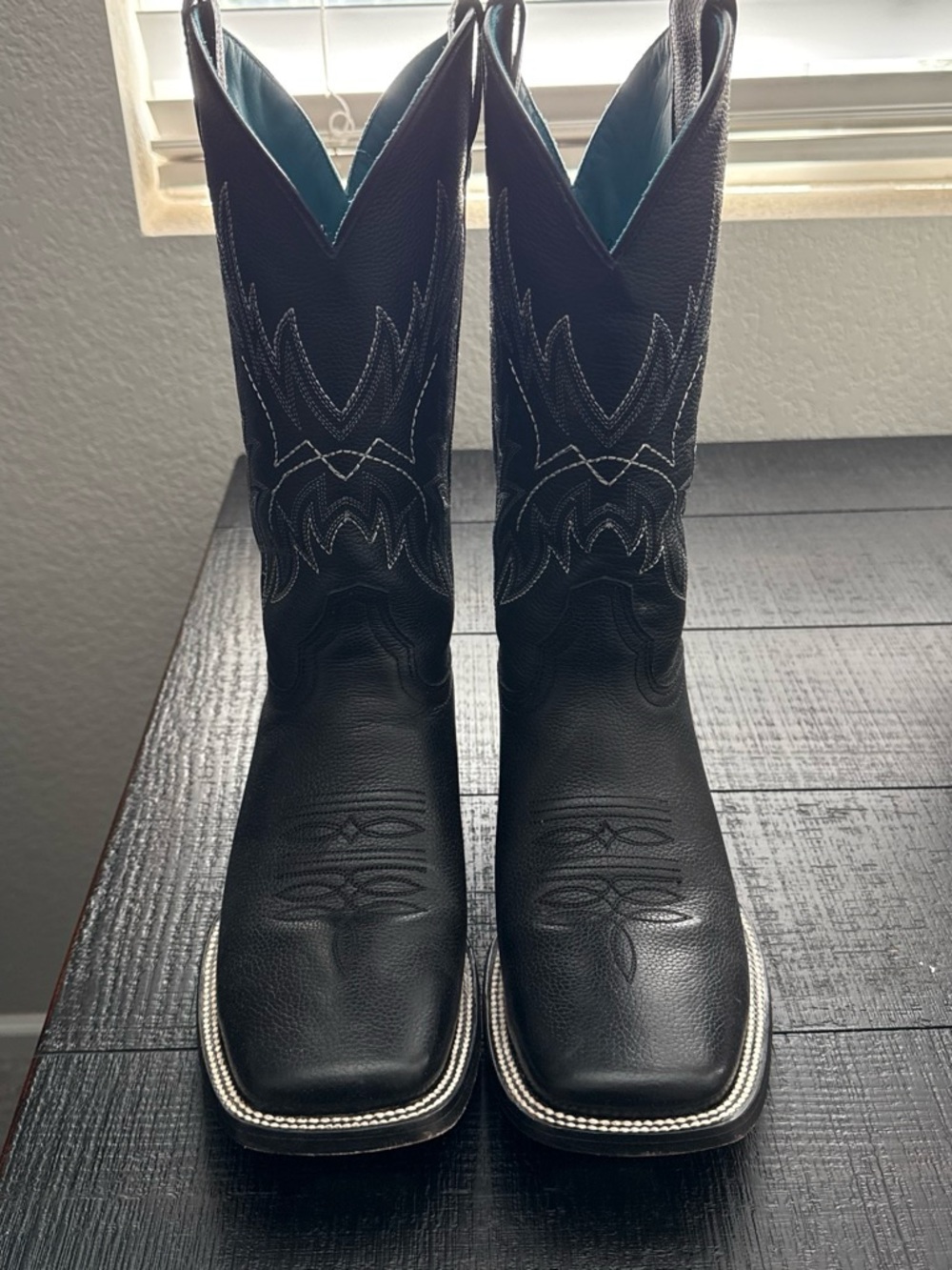 Men’s Black Western Cowboy Boots with Decorative Stitching